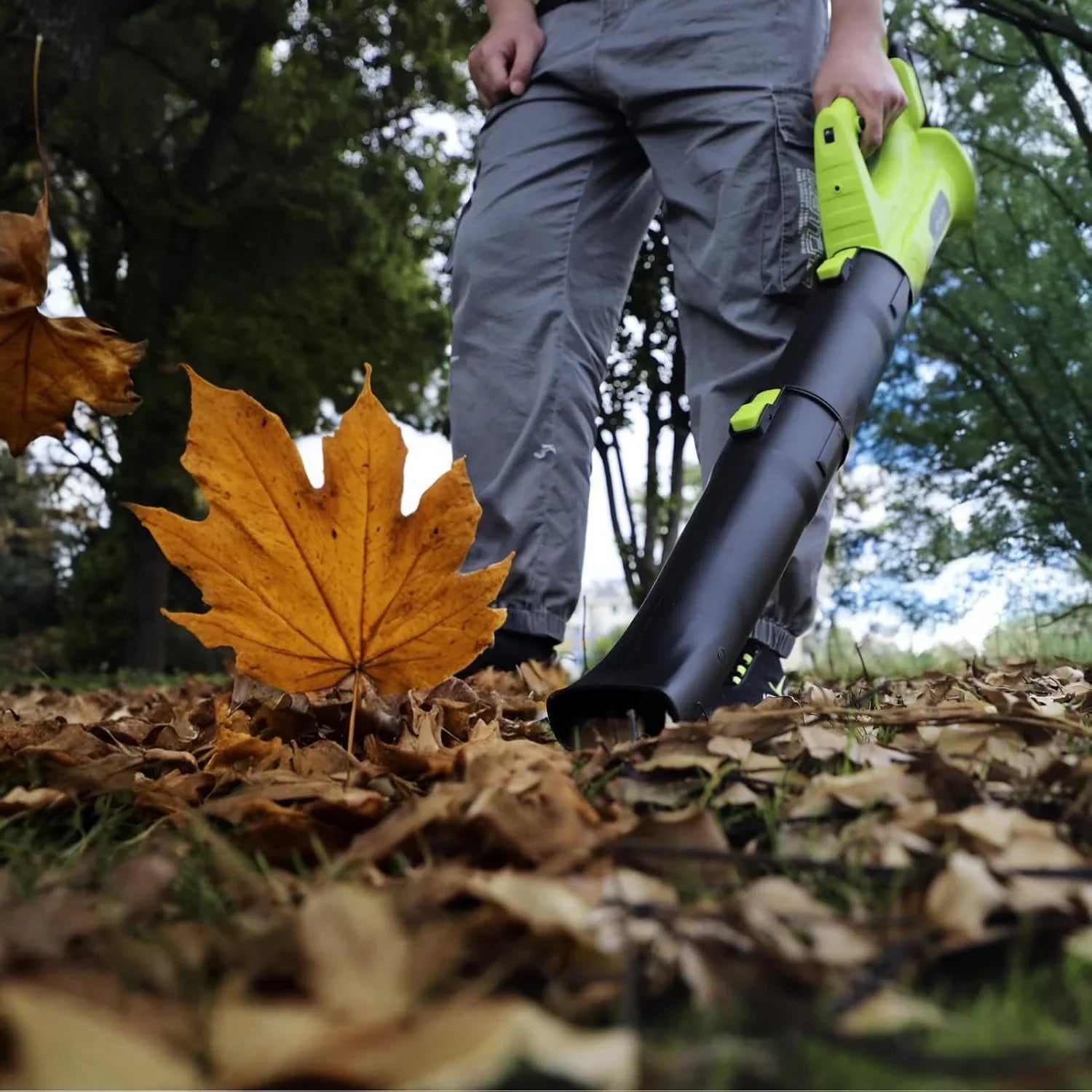 Suflanta de frunze electrica cu 2 Acumulatori 48V, Putere 3500W, 12.000 De Rotatii/min, Volum Aer 2.3 Metri Cubi/Minut, Negru/Verde